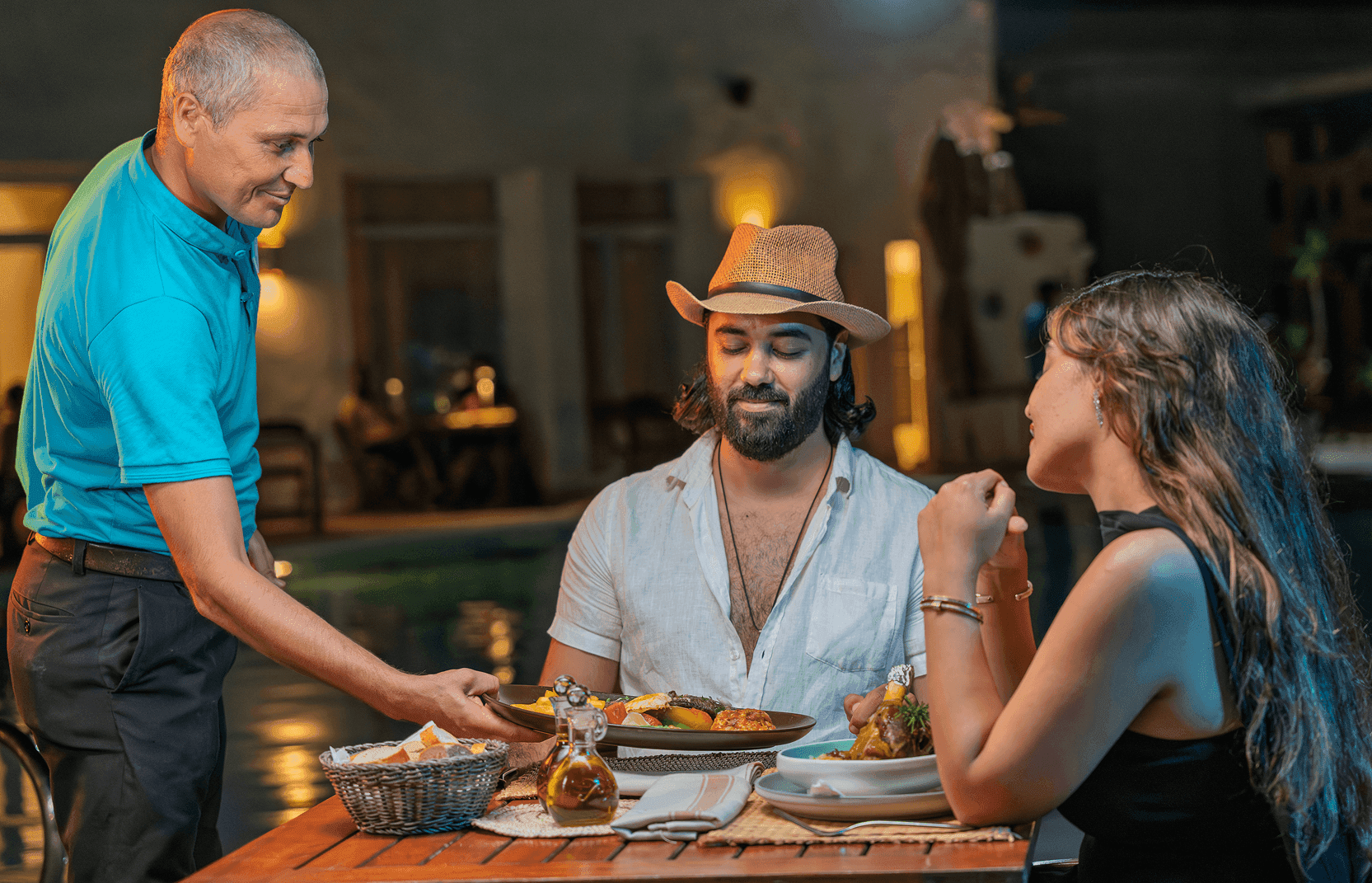 Service au bord de la piscine