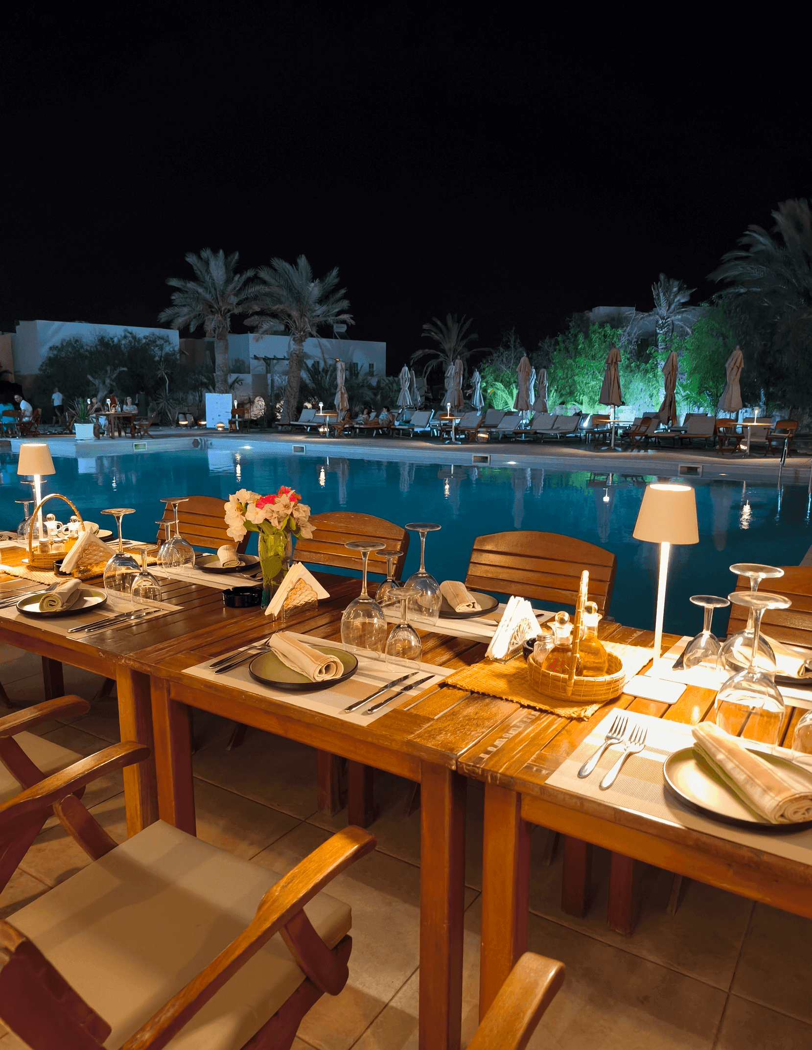 Table du soir au bord de la piscine