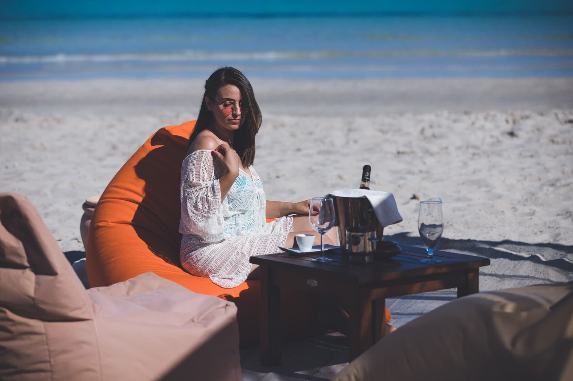 Beach-Lounge auf Djerba mit Blick aufs Meer bei Sonnenuntergang